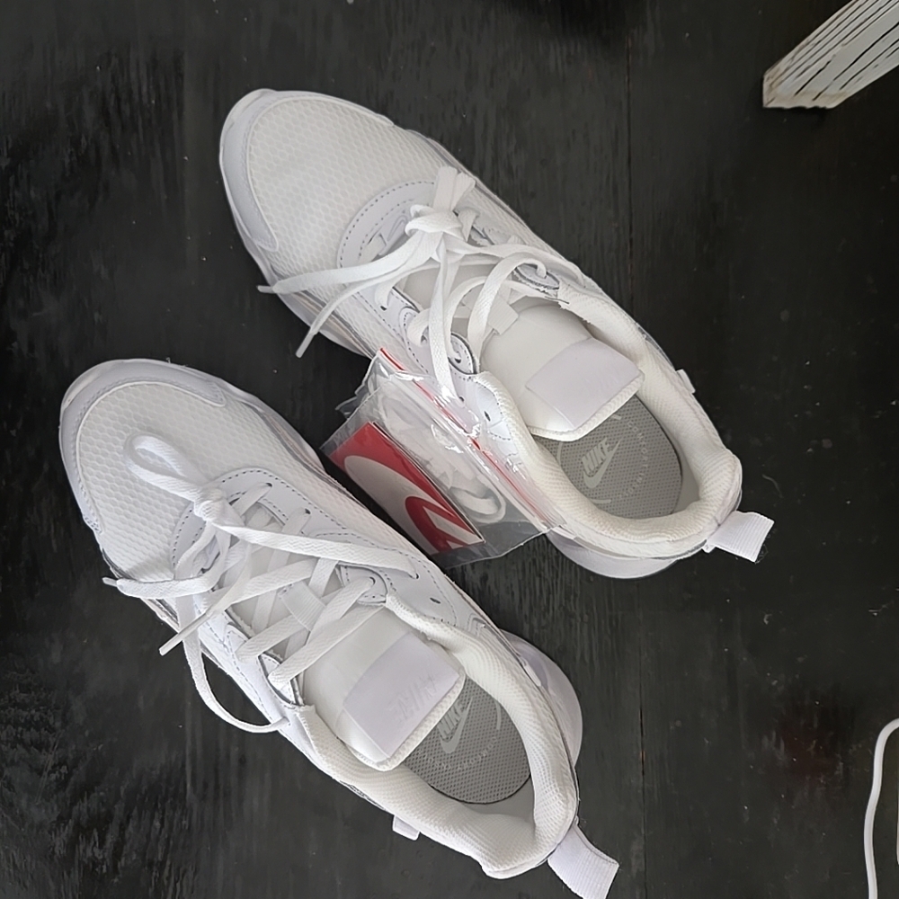 Nike Ladies Size 7.5 RYZ 365 II Sneaker In White - Picture 2 of 9